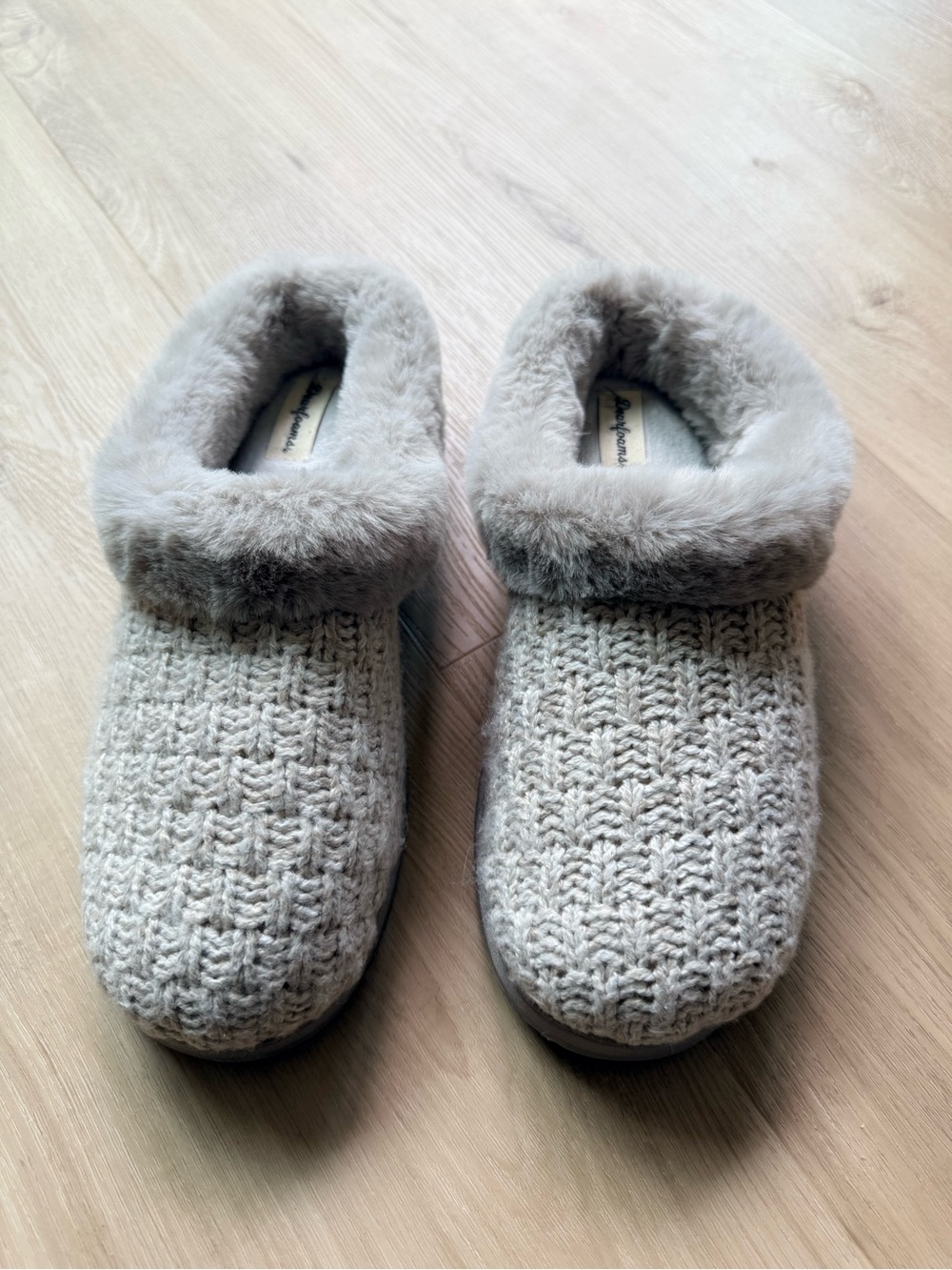 Dearfoams Light Gray Knit Faux-Fur Clog Slippers